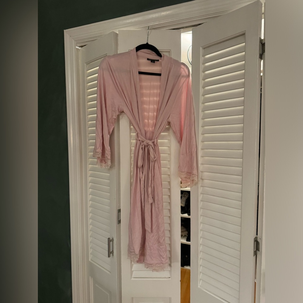A Pea in the pod size small pink robe (no defects)